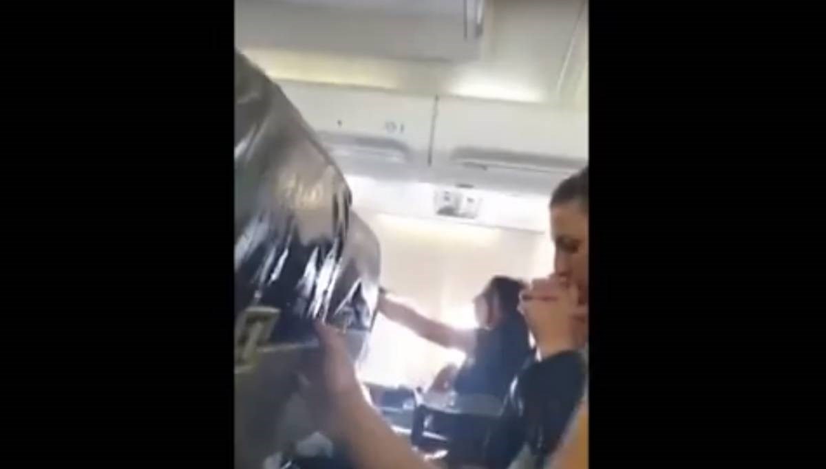 VIDEO Strašna turbulencija na letu iz Kosova. Stjuardesa odletjela u strop